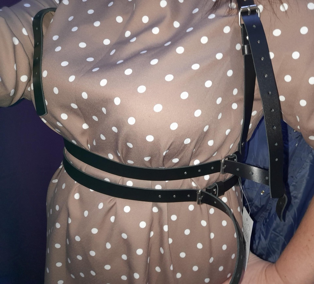 Кожа мягкая, легко и удобно застегивается)