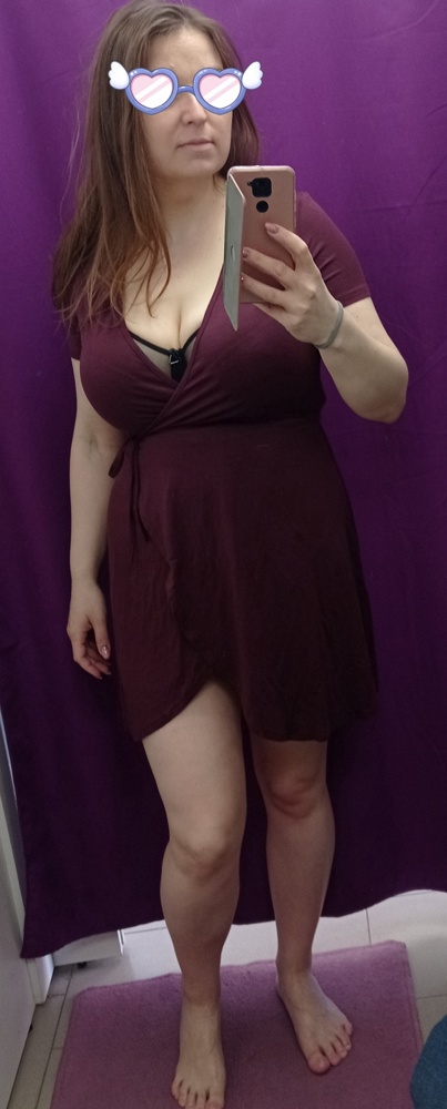 Ткань приятная, сшито хорошо, нитки не торчат. Люблю с запахом халаты, на большую грудь самое то. 
