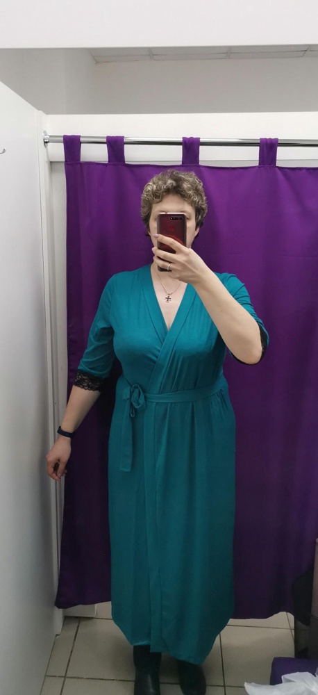 Ткань очень тонкая. Цвет вроде тёмной бирюзы, красивый. Мой рост 179 см, размер 54. По длине халат прилично ниже колен. Сел как-то некрасиво, хотя был явно не мал. Чтобы грудь не вываливалась надо обязательно внутренний пояс завязывать. Внешний пояс пришит к правому боку так, что при завязывании узел на левой стороне. Мне завязывать почему-то было очень неудобно. Получалось долго и криво. Талия завышена. Все недостатки фигуры сквозь халат прекрасно видны, тк он тонкий и однотонный. Итог такой, материал хоть и тонкий, но приятный, халат сшит хорошо, на стройной фигуре будет выглядеть красиво. На пухлой фигуре - увы.... В итоге выбрала другой халат.