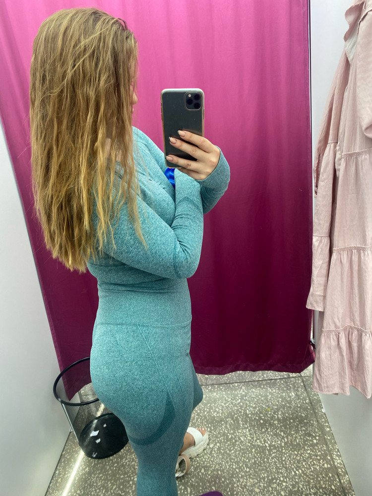 Костюм скрывает «несовершенства» в фигуре,размер М ,рост 155 талия 72, отличный !!!плотная ткань и хорошо тянется ,конечно красивая посадка у лосин ^^в жару верх конечно не совсем подходит а вечером прямо в самый раз❤️