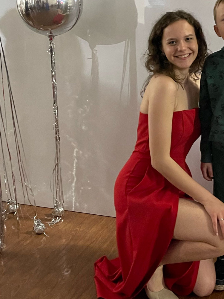 Комбез просто бомба!! Дочь на выпускном -звезда. Да и после можно носить-хоть в театр, хоть с пиджаком-по работе ездить. Вещь не на один раз!!!! Размеру соответствует, на рост 170 немного убрали длину