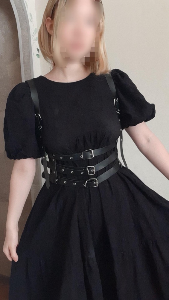 Собирается легко и быстро, заказывала для этого платья, подошло идеально. Не крошится, крутая
На 42 подошло нормально