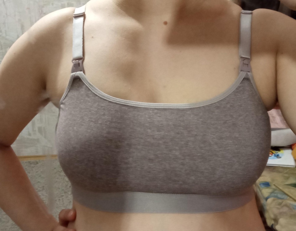 Этот бюстгальтер для кормления планирую использовать ночью, подобная модель, на мой взгляд, удобнее, чем модель с чашечками. На размер 80С сел довольно плотно, но, думаю, разносится. Грудь держит. Ткань мягенькая, лямки не давят, секрет для кормления можно застёгивать/расстёгивать одной рукой. Спереди ткань в два слоя, ничего не просвечивает. Сшит аккуратно, нитки не торчат.