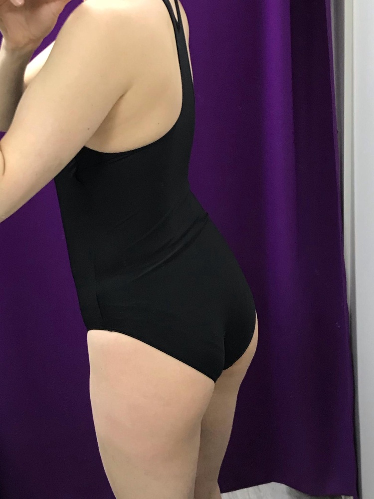 Взяла купальник для бассейна. Одевается легко, ткань плотная, эластичная. Пошит аккуратно, ровно. Крой мне понравился: глубокий вырез под мышкой и на бёдрах, так ноги смотрятся длиннее и  тоньше талия. Без чашек, но есть подкладка, при необходимости можно пришить. Цена-качество безупречно 👍. 44 размер на мои размеры: рост 168, 86-73-91. 