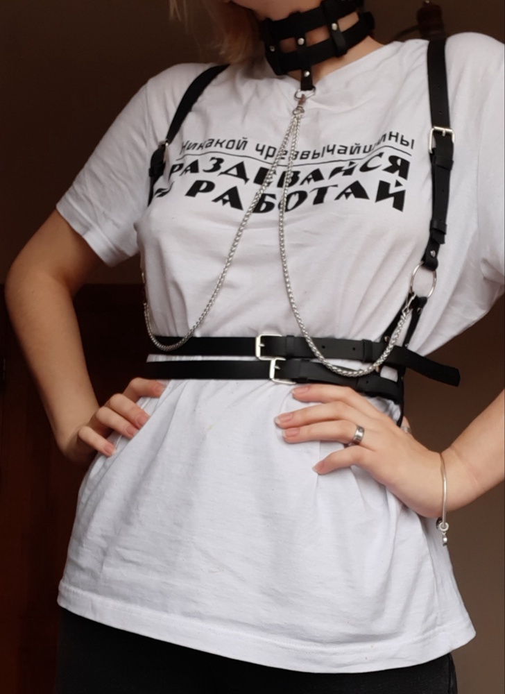 Более чем довольна товаром, честно ожидала более тонкую кожу и хлипкую цепочку за такую цену, но  портупея превзошла ожидания. 