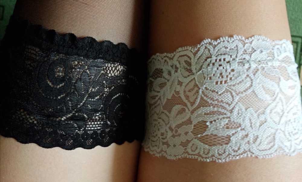 Упаковка была скотчем как будто несколько раз переклеена, поэтому на пункте выдачи пришлось проверять. Брака не было, пятка сформирована, размер соответствует. Забрала. Дома поняла, что их точно никто не мерил, но на них была одна длинная горизонтальная зацепка. Пока надевала, наделала ещё несколько.
Ткань очень нежная, приятная, колготки тонкие.
Но темнее, чем я ожидала. И резинка мне показалась низкого качества. Чулки были куплены за 459 рублей. На одном из фото для сравнения резинка чулок за 360 рублей (где ещё и силиконовой резинки 2 полоски, а не 1,как на этих).
Ну и чулки немного блестят на солнце (фото было сделано без вспышки).
И шов на резинке просто ужасный. 
Поставила бы 4,возможно, если бы перечеркнутая цена была не 1500,как указывает продавец.