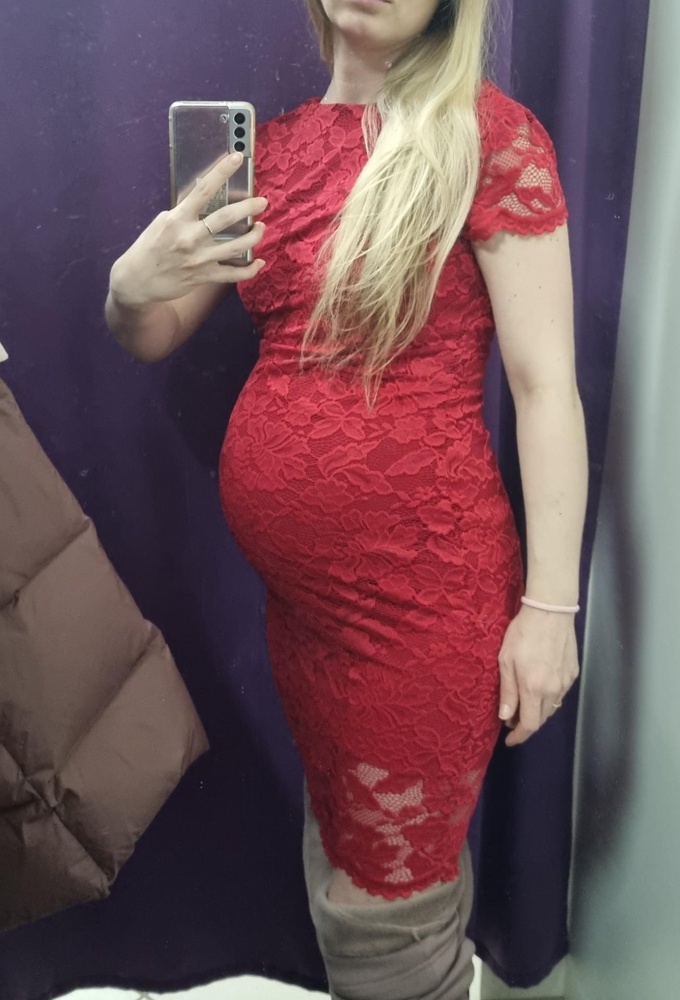 Платье неплохое,  но мне оказалось мало, еле натянула, поскольку перезаказывать было некогда,поэтому выбор сделала в пользу другого.