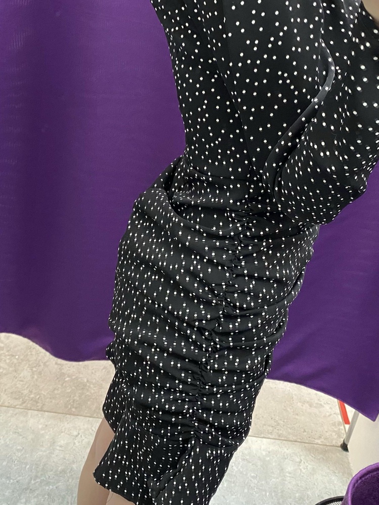 Надо ушивать в бёдрах, большое и сделать короче , отказ , брак на горловине 