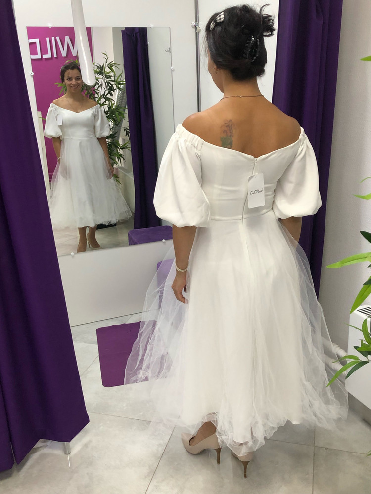 Платье классное! Но, видимо я чуть больше чем 44. На фото со спины видно, и грудь поджимает. Поэтому перезакажу больше размер. А так всё понравилось, фасон супер, ткань очень приличная, на свадьбу без пафоса самое то. Единственное, когда натягиваешь рукава на плечи, сзади получается дырка на спине, оттопыривается ткань, так что только на спущенных плечах фасон. 