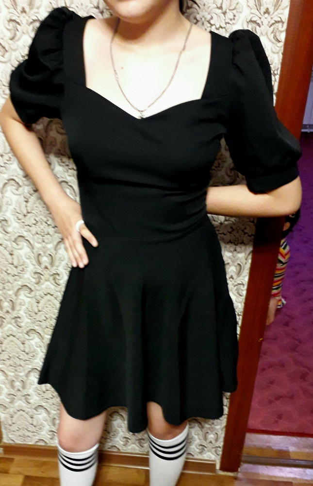 Платье очень легкое,ткань тонкая,стрейч.👍