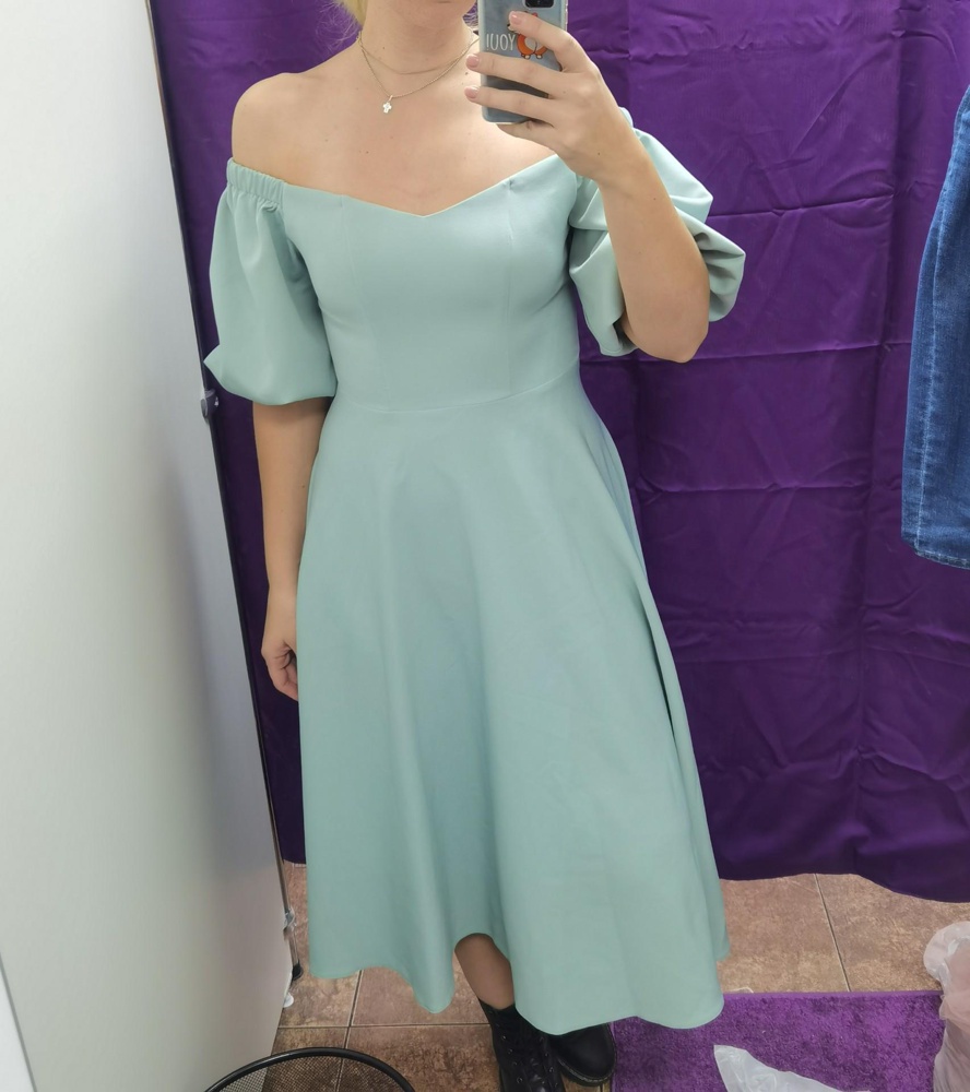 Платье в размер. Не знаю как тут пишут, что на С не застегнулся М... Я заказала свой размер, все застегнулось. Но выбор сделала в пользу другого. Тут нужна пышная грудь