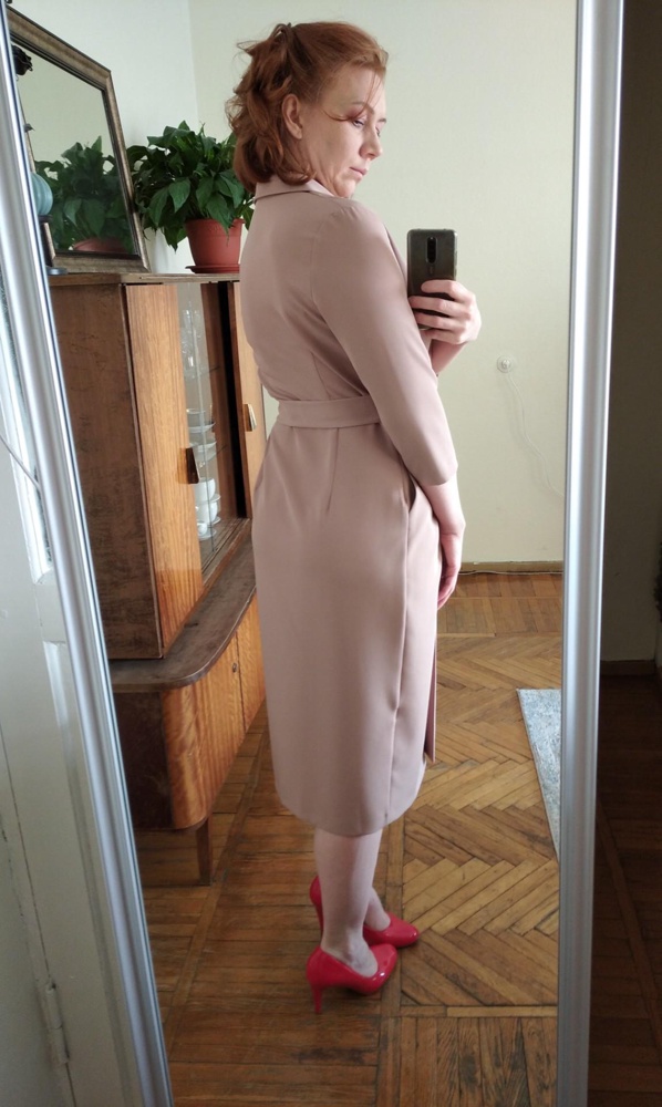 Отличное платье! Бежевый цвет без  розового, тëплый оттенок. Ткань плотная, эластичная, не мнëтся, сшито качественно. Мои параметры 93-77-106 при росте 175. Талия села как нужно. Люблю свободную посадку, получилось как раз так. Можно чуток поправиться даже. Карманы не топорщатся, запАх глубокий, при ходьбе всë корректно. На груди не расходится тоже. Купила ещё синее и винное. Спасибо!