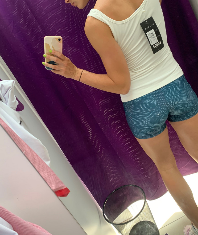 Все хорошо, но на левой груди помятости и некрасиво смотрится. Перезаказ