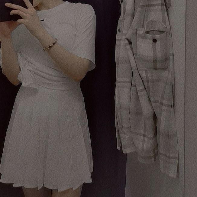 Максимально довольна покупкой. Юбка классная, ткань приятная на ощупь, хотя вполне себе плотная. Приехала быстро, единственный минус - упаковка с юбкой была вскрыта, что неприятно)
На талию 62 взяла xxs - села идеально, размер в размер. Поэтому, если хотите, чтобы юбка сидела не впритык, а свободнее, берите на размер больше своего.
Состояние, крой и качество юбки хорошее. Пришла без пятен, брака, нитки не торчат, молния застегивается без проблем. Кстати, юбка не чисто белая, я бы сказала, она больше молочного цвета, но это не проблема, выглядит даже приятнее. Посмотрим, как поведёт себя после стирки и во время носки.