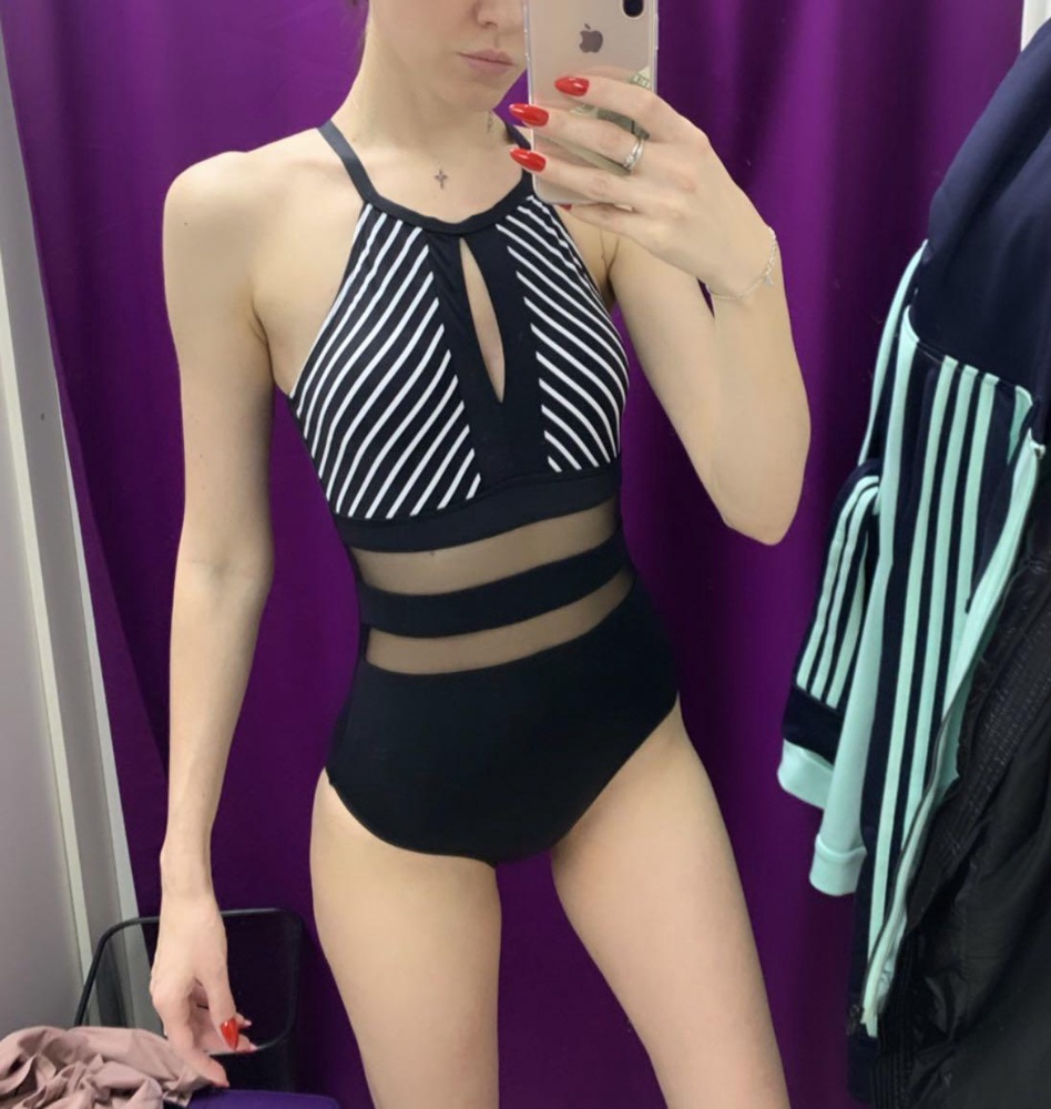Купальник мне понравился, выбирала между крупной и мелкой полоской. Сначала взяла р.38(42) чуть тянул, потом перезаказала на р.40(44), сел хорошо. На последнем фото купальники разных размеров, и это визуально не видно, имейте это ввиду, если у вас высокий рост. Все швы ровные. Рекомендую!