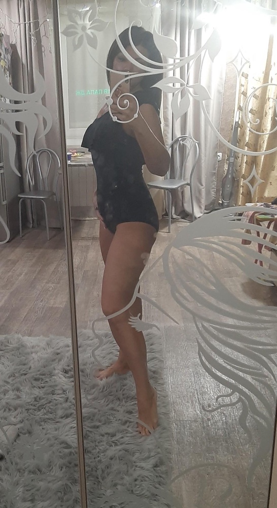 Я в восторге купальник просто огонь. Лиф плотные чашечки.  Не сдавливает. Размер 44, на 48 Российский. Рост 170 сел идеально. Брала для бассейнов и аквапарков. Я счастлива первый слитный в жизни купальник.