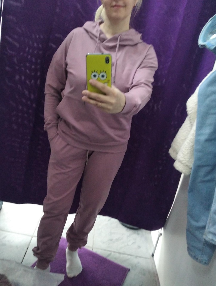 Костюм оказался лучше чем я ожидала.Подошел идеально,ткань очень приятная к телу,дышит.Думала больше синтетики,но оказалось наоборот,больше х/б. Кто-то пишет плечи видно..Не знаю,если по размеру,то всё просто отлично! Спасибо за хорошую вещь.