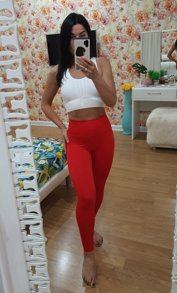 Матовые, хорошо корректирует фигуру, на маленький рост сели замечательно.  А цвет просто нереальный..🥰