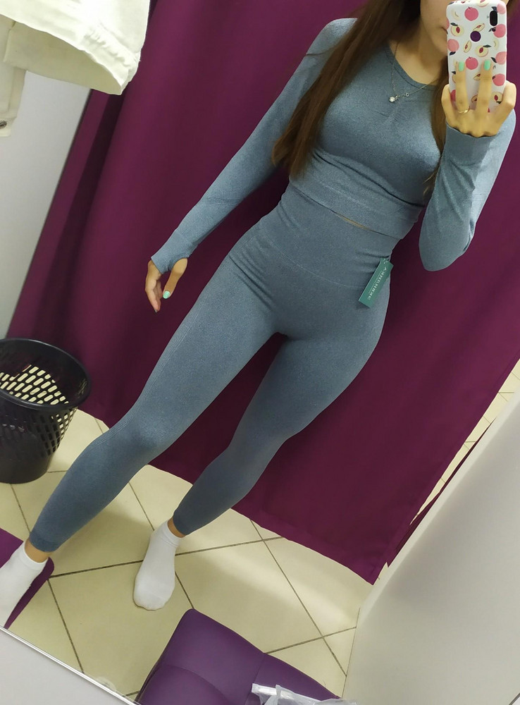 Обалденный. Такой плотный. Смотрится супер!)не просвечивает.