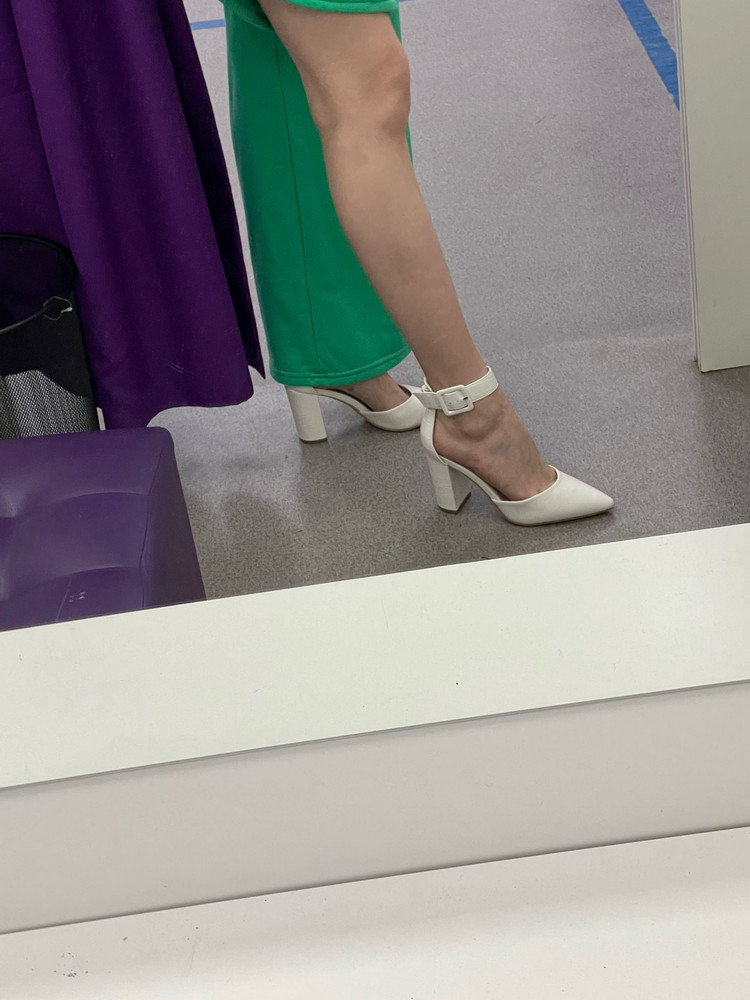 Смотрятся отлично, но к сожалению, не удобно сидят на ноге, возможно не совсем мой размер.  Заказывала свой 37 и 36 р-р , первые оказались большие, вторые по ощущениям на пол размера малы