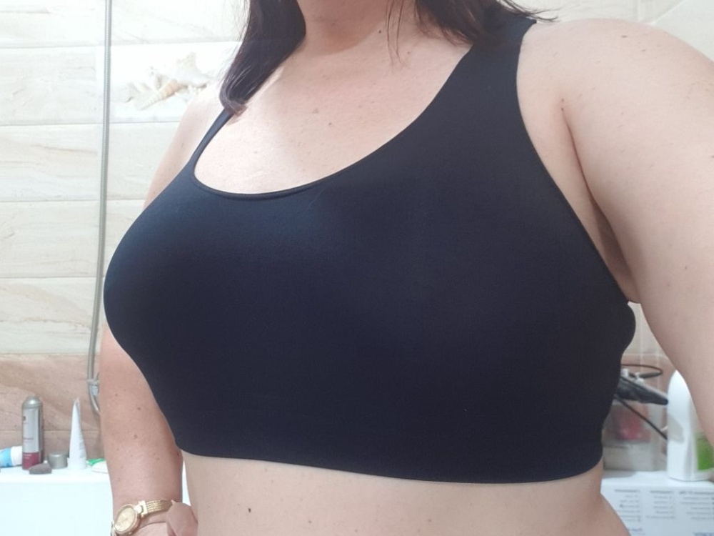 Если честно ожидала дешёвку, начитавшись отзывов дам с сомнительными формами, думала придёт тряпочка за 350р. И уже была готова что откажусь в пользу двух других топов в 5 раз дороже. Так вот что я вам скажу, топ отличный! За эти деньги вообще мега шикарный! Удобный из-за простого пошива, ткань приятная, шелковистая. Тянется так что удобно в него быстро влезть и вылезти без приступа клаустрофобии. Та дама, что писала что в нём нельзя в зал - ошибочка, просто сиси нужно впихивать в тот топ, который будет вам их держать! На висюли пятилитровые его даже не натягивайте, не поможет собрать. Этот топ очень удобен под спортивную майку и без неё. Пишите пожалуйста отзывы основываясь на качество товара, а не на свои телеса. И не вводите в заблуждение других покупателей и меня в том числе. Так и пишите. "Расплывчатая я, топ хороший но на мне не смотрится". ОФИГЕНСКИЙ ОН! Ещё куплю в разных цветах. 