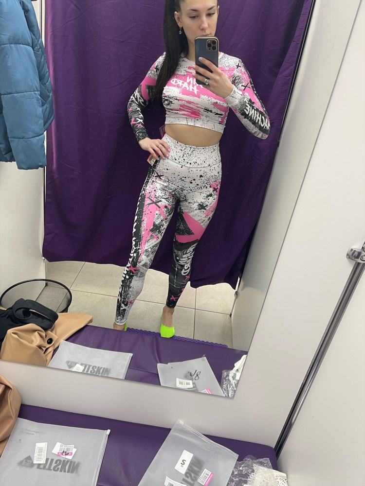 Хороший Рашгард , не просвечивает достаточно плотный, хорошо тянется размер s