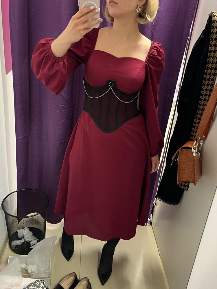 Подглядела образ с корсетом у девушки с более старого фото. Симпатичное платье, приятное, хорошо сидящее. Первый раз отказ был за швы у лифа, были разные - один хороший, второй будто машинка зажевала. Второй раз удачнее, взяла, только резинка у рукавов у лифа немного по-разному набрана что ли… не критично, но зануде вроде меня не по душе. А так очень понравилось :)