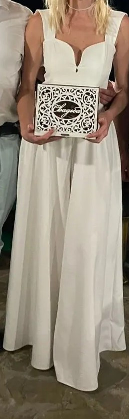 Все супер.Осталась очень довольно.
Удобно,красиво и качество супер.
Мой рост 178 мне был как раз.по бокам капельку ушила.
Советую однозначно.
Все гости делали комплементы,всем понравилось мужу тоже очень.