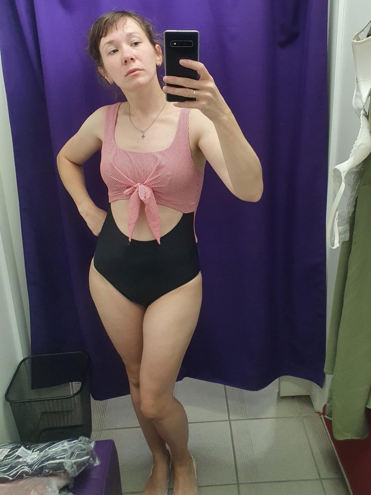 Отличный купальник. Немного большемерит по верху (у меня грудь 75b), не в обтяжку. Есть чашечки. Не знаю насчет пупка — мой в стандартном месте, и его не видно. Живот закрывает, немножко подтягивает. Вырезы на бедрах комфортные, не очень высокие, на попе тоже не  узко, не превращается в стринги. Цена, конечно, высокая, но качество сразу ощущается на эту цену.