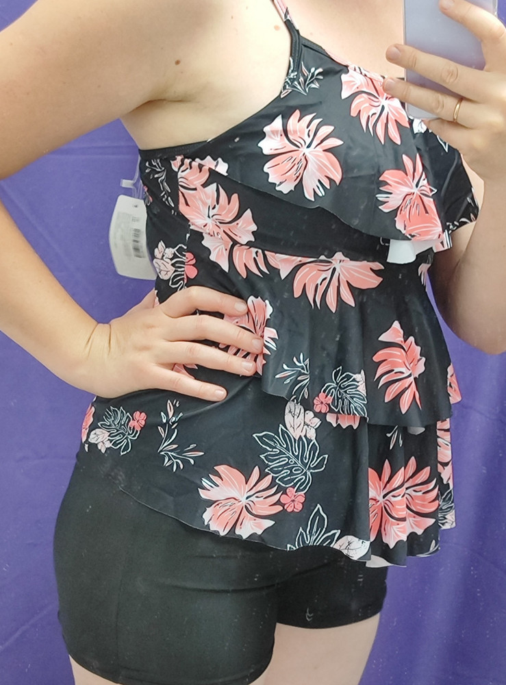 Из двух размеров выбрала один. Материал верха и ни за разный, единственный минус.