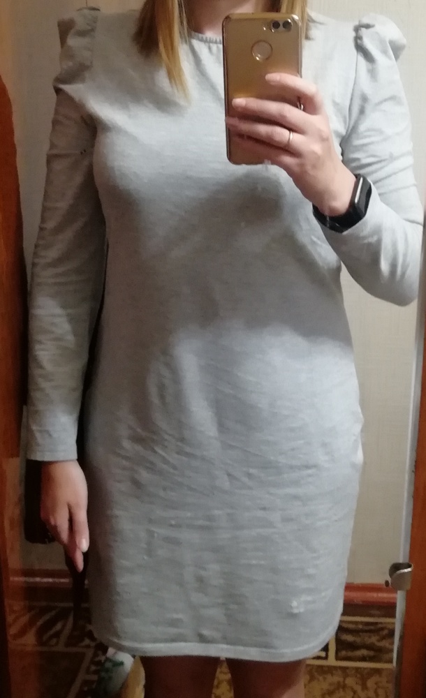 Девочки, ну хватит уже вводить в заблуждение, платье идёт в размер. Только в размер оно обтягивает и короткое, если есть бока и живот, то это будет видно. На свой 44 я взяла L соответственно сидит свободно и не обтягивает. Есть платья из этой же серии размера и S и М, и все отлично влезают, только сидят соответственно по разному. Собираю "коллекцию"  для дома. Кто не любит обтяг и коротко смело берите на размер больше, кто может похвастаться отменной фигурой и красивыми ногами берите в размер. У платья нестандартные плечи, вполне себе симпатичные.