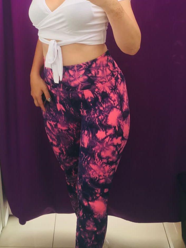 Красивые, сидят отлично, но летом конечно для занятий жарковаты, ткань плотная в рубчик. Зато за счёт плотности скорректируют мелкие недочёты фигуры)