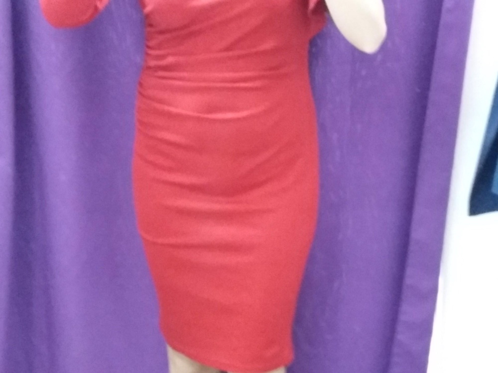 Платье из плотного трикотажа,не на торжество,46 рус.показался маловат,сильно в обтяжку,нужно тщательно подбирать белье. На фото на модели выглядит намного лучше..Платье не впечатлило... Считаю,что платье подойдет худым девушкам без форм.