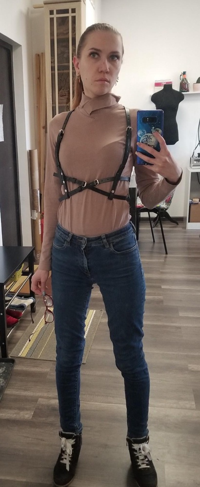 На вид пресованая кожа, плотная, выглядит добротно👍
Мне всё подошло,мой обхват талии 64 см, знакомые увидели, тоже захотели.