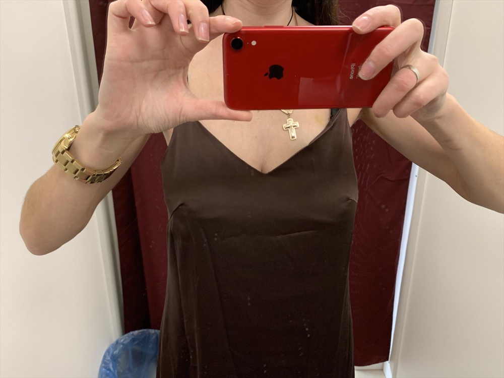 Платье классное! НО мне пришло с ассиметричной посадкой выточек на груди. Девочки, будте  внимательны при примерке, возможно оно попадёт к вам, так как отказались его оформлять как брак 🤷🏻‍♀️ 