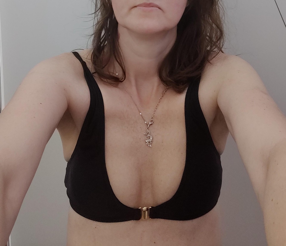 Шикарный верх. У меня грудь маленькая,смотрится отлично. Но вот трусы. Явно на размер,а то и два меньше.