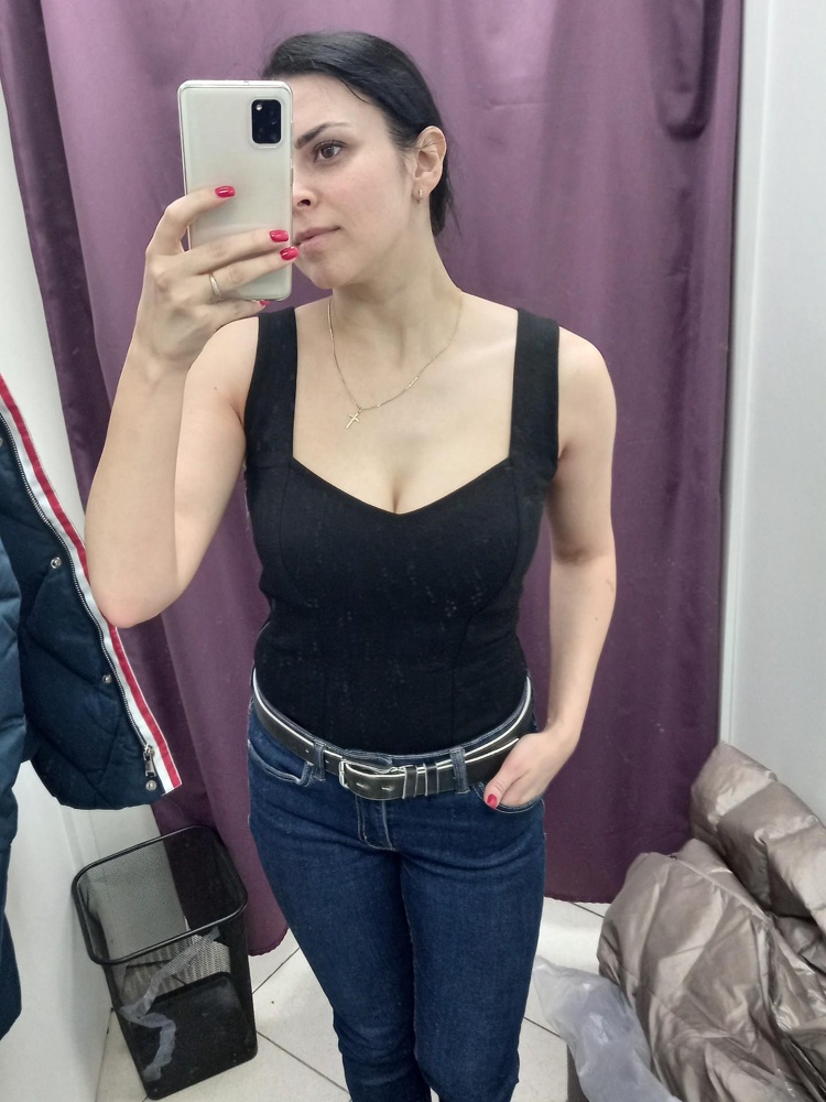 Топик понравился, соглашусь, что не стоит этих денег, но забрала, потому что сидит очень даже не плохо. Возможно раскошелюсь на топ в другом цвете😀