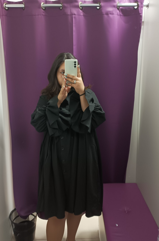 Чудесное платье, подойдет на каждую фигуру. Мне очень понравилось что есть карманы и пуговицы,которые растёгиваются. Всем рекомендую!