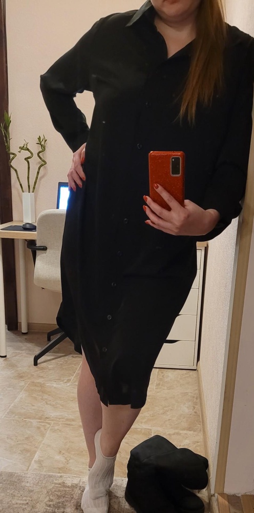 Офигенное платье рубашка. Стройнит. Поначалу достав из пакета электризовалась, но постирала с кондиционером перестала. В комплекте есть пояс. Ношу поверх футболки. Размер соответствует. Спасибо производителю и вб доставку.