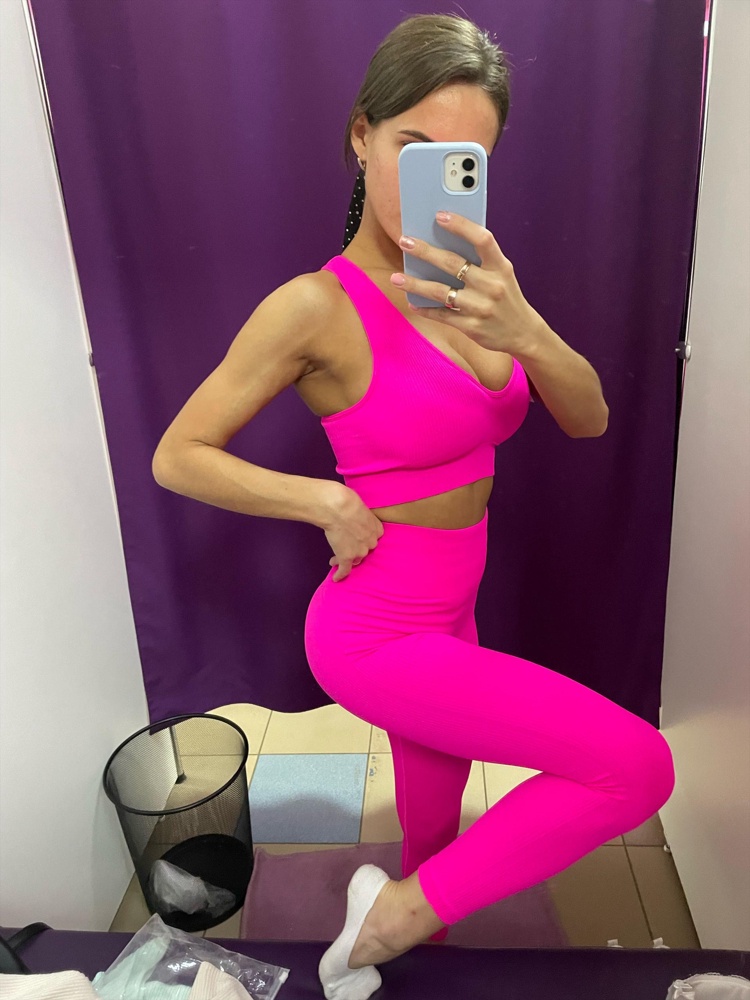 Я влюблена в этот костюм,  цвет просто 💗💣Очень приятная ткань, плотная, не просвечивает, мои параметры   87-63-87 идеально сел размер S. Топ с чашечками отлично поддерживает грудь. Однозначно рекомендую к покупке👍🏼