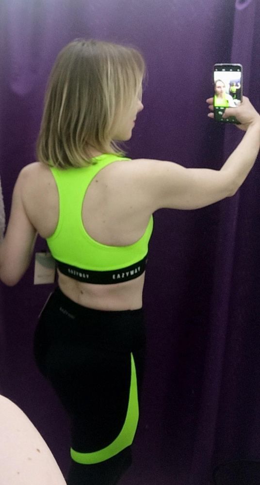 Топ великолепный! Качество и цвет супер! На объем под грудью 75 см. XS оказался туговат. На тренировках некомфортно будет, да и неправильно подобранный размер, даже из худышки делает гусеницу. Отказалась. Обязательно закажу на размер больше. К покупке рекомендую!