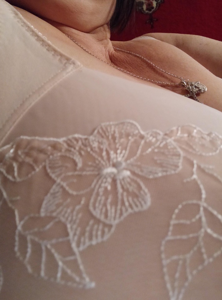 Очень удобный бюст. Давно искала. Довольна покупкой. Сидит хорошо,нигде не сдавливает,брители плотные и регулируются по высоте. Произ-во Беларусь Минск- просто класс. Буду ещё заказывать.