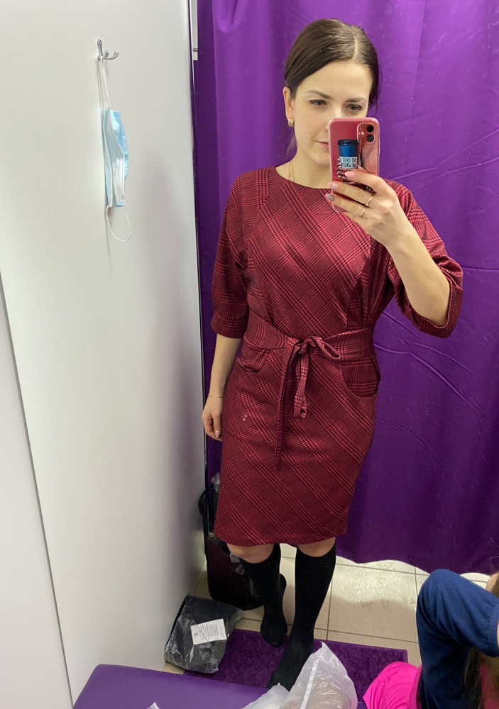 В целом платье мне понравилось, в размер, ткань приятная, сидит хорошо, но мне показалось, что фасон староват, так сказать… выбрала другое.
46 подошло хорошо на 90-75-101