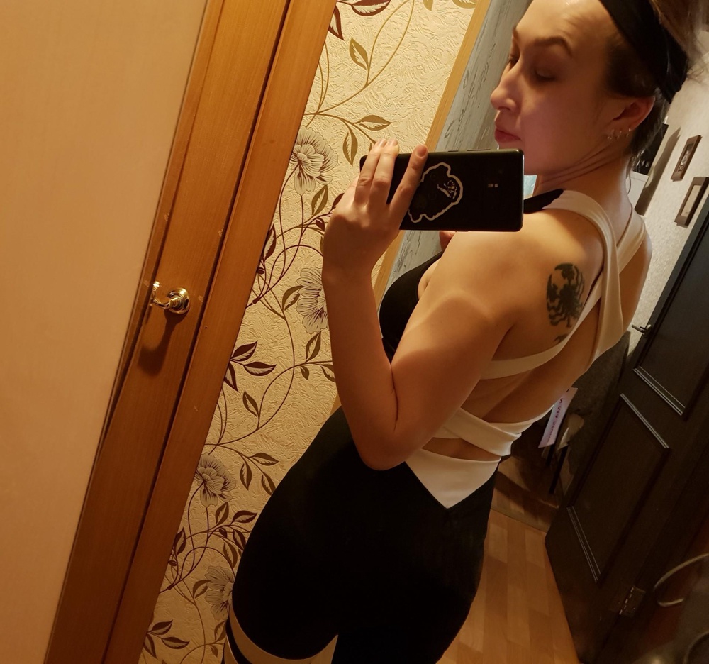 Комбинезон супер))) Материал просто пушынка,все швы ровные,без дефектов,все точь в точь как на картинке))) На свой рост 155,брала S,сел идеально))) Покупкой очень довольна) Спасибо продавцу)))