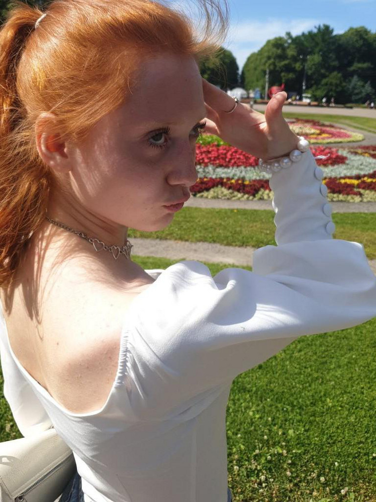 Теперь это моя одна из любимых вещей) фонарики классные, и резиночка не слабая и не тугая, поэтому можно носить рукава на плечах или спустить, кому как нравится. Пуговки хорошие, пришиты неплохо, но у меня оторвалась одна (после 1 прогулки ы)) ОСОБЕННО понравилось, что подчеркивает талию, выглядит женственно и аккуратно🥰