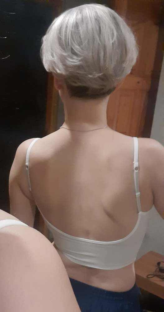 Качество хорошее. Но синтетика, да ... 
Такая плотненькая. Сидит очень красиво. ОГ 93 (D).  Всё чётко) главное, чтобы ОГ не переходил в ОТ с такими же цифрами. Резинка тугая 
Оставила))) мне нравится!