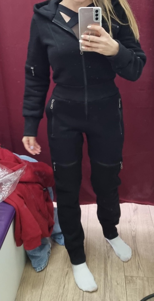 Качество ткани очень хорошее, очень тёплый, сидит по фигурке. Швы качественные. Одно но, именно из-за этого отказ. Если носить с немного растегнутой молнией под шеей, видны внутренности декоративной молнии сбоку на груди, есть фото. Мои параметры от.75, об 95, рост 162 см.