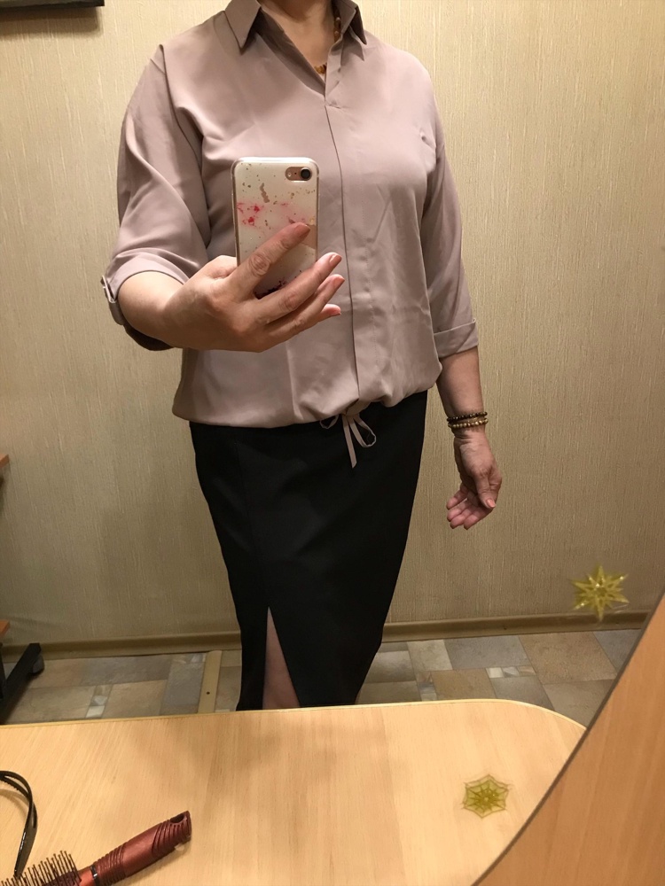 Красивая блузка, пошив аккуратный, ткань струящаяся, вначале заказала свой 50, но оказалась великовата, взяла 48размер.