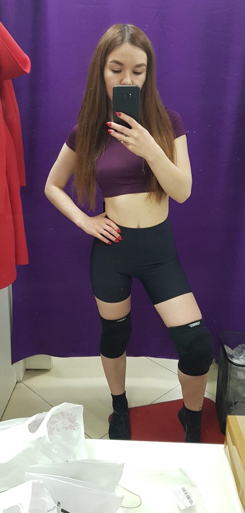 Велосипедки очень классные! Отличное качество. Мерила с наколенниками, так как хотела взять для стриппластики. 
Отказ потому что показалось, что полнят и слишком высокая талия (на фото максимально спустила вниз). Мой рост 155 см., возможно, что на высокий рост талия будет на месте. Швы мягкие, не впиваются.
Мои бедра 88см, талия 73 см. размер XS подошел.