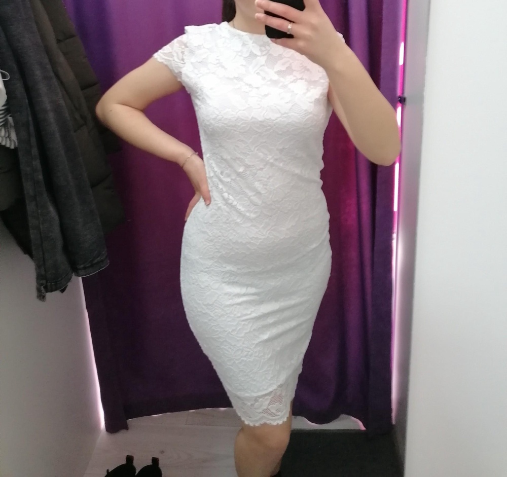 Платье очень красивое. Тянется хорошо. Размер в размер.
Вырез на спине смотрится аккуратно, небольшой.